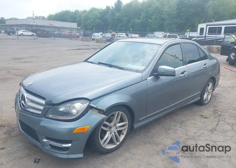 2012 Mercedes-Benz C 300 Luxury 4Matic/Sport 4Matic z USA, uszkodzony, nr VIN WDDGF8BBXCR209813
